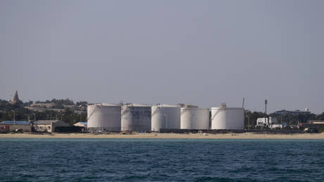 Trump eyes seizure of Iran’s oil hub – Axios