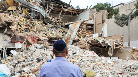 Iranians moved tons of bricks by hand to recover Torah scrolls – Jewish community member (VIDEO)