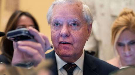US senator calls on Trump to flood Iran with weapons