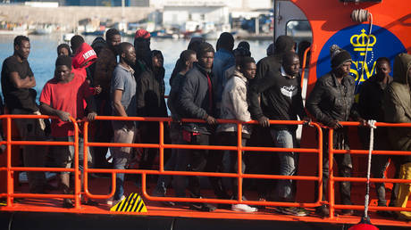Almost 1 million illegal migrants apply for Spanish legalization
