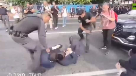 Israeli police rip pants off ultra-Orthodox Jews (VIDEO)