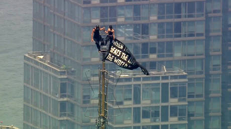 Russian couple gets engaged on top of Empire State Building (VIDEOS)