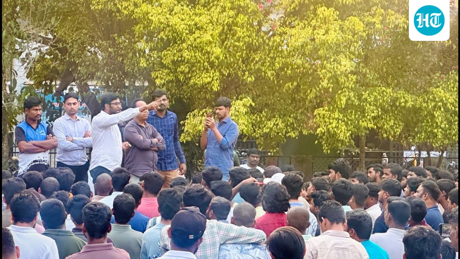 Govt job aspirants stage stir in Dhadwad