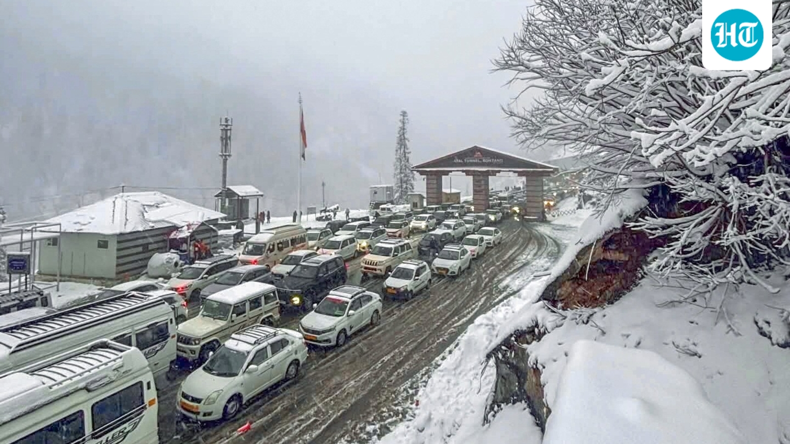Over 1,000 vehicles stuck at Atal Tunnel stretch after heavy snowfall in Manali
