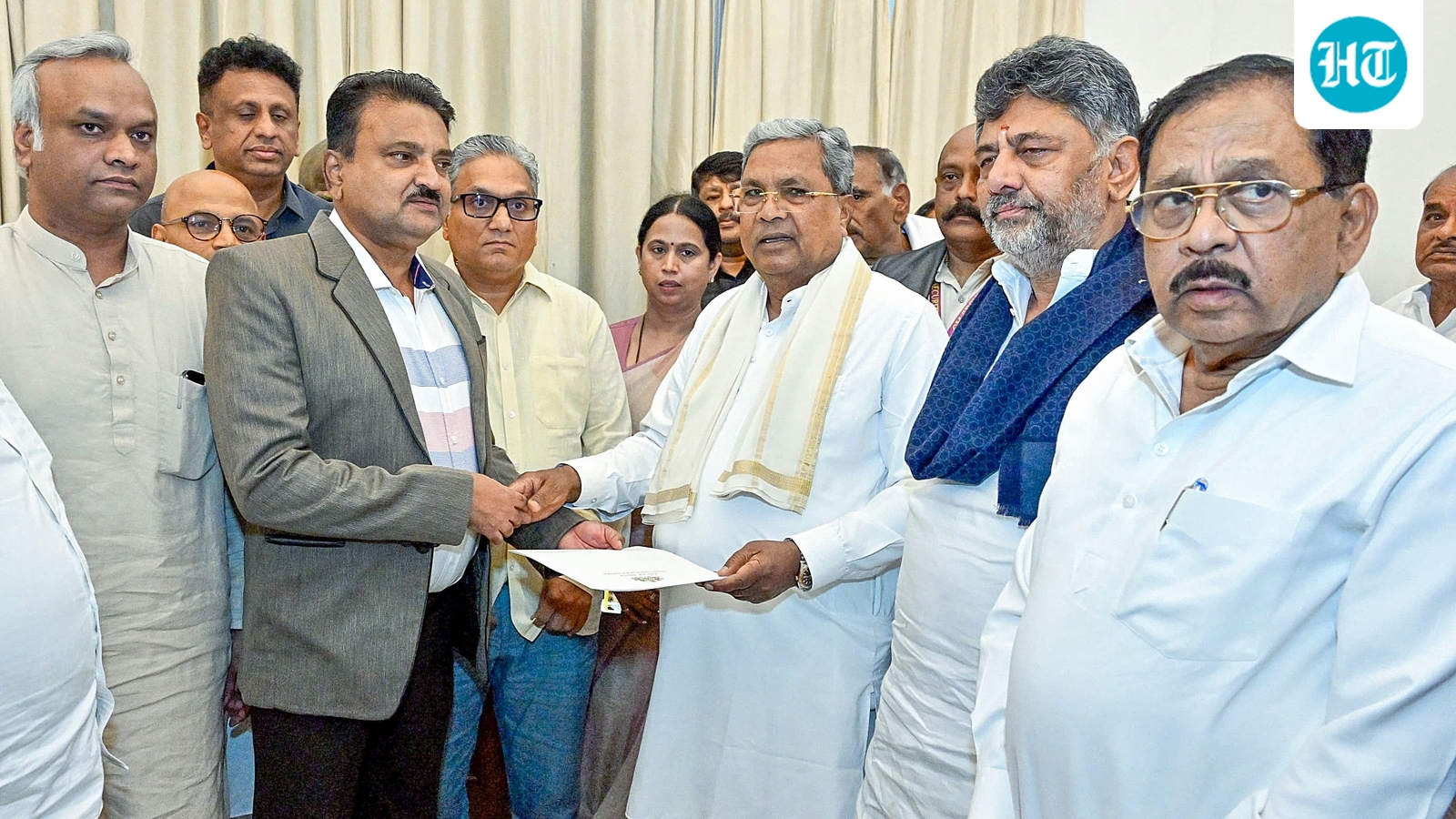 Karnataka CM news LIVE: Governor accepts Siddaramaiah's resignation; 4-deputy CM formula floated