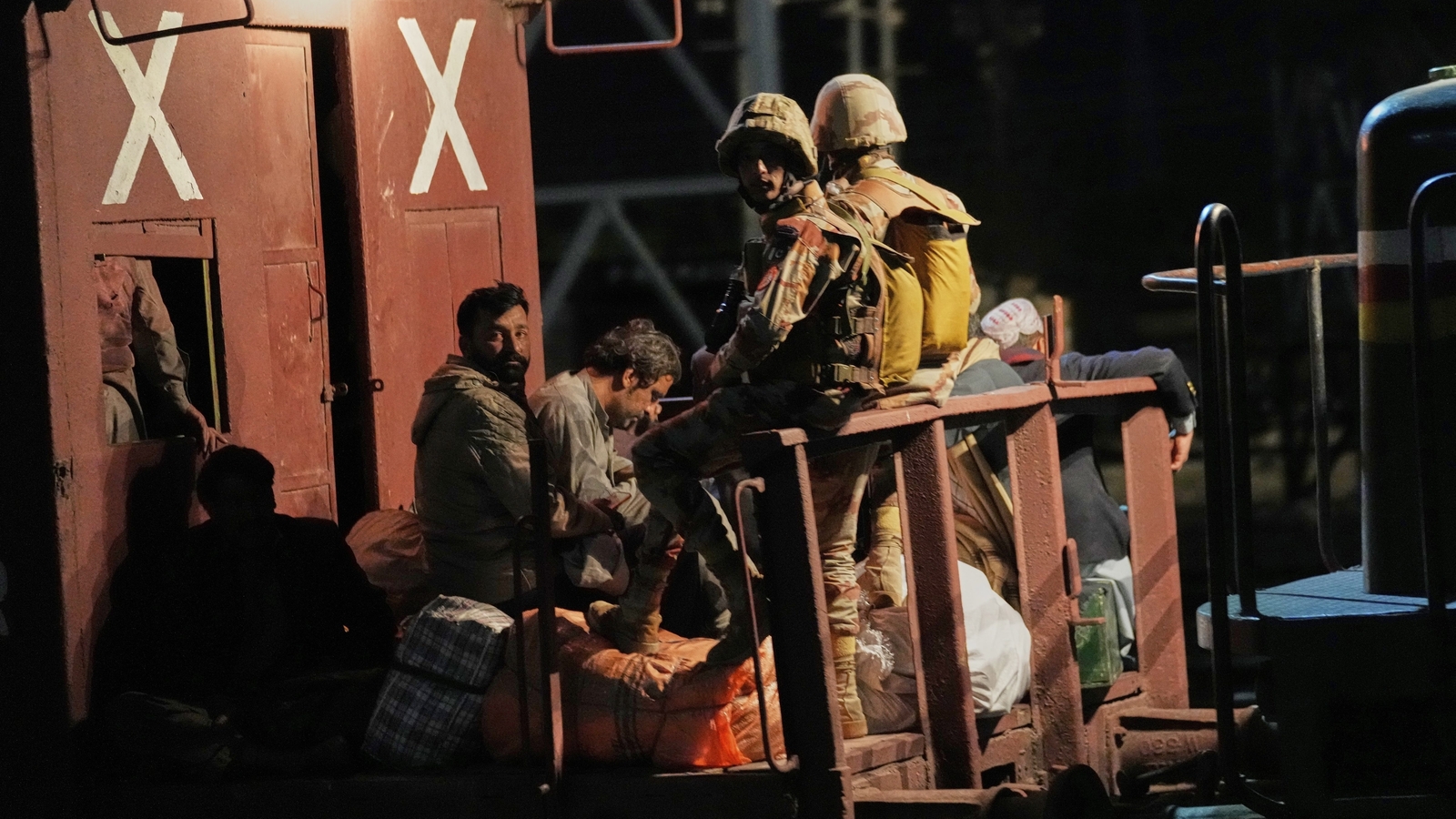 Pakistan train hijack hostages end ordeal with arrival in Quetta