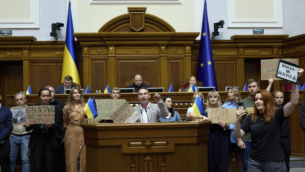 Ukrainian parliament approves law restoring independence of anti-graft agencies