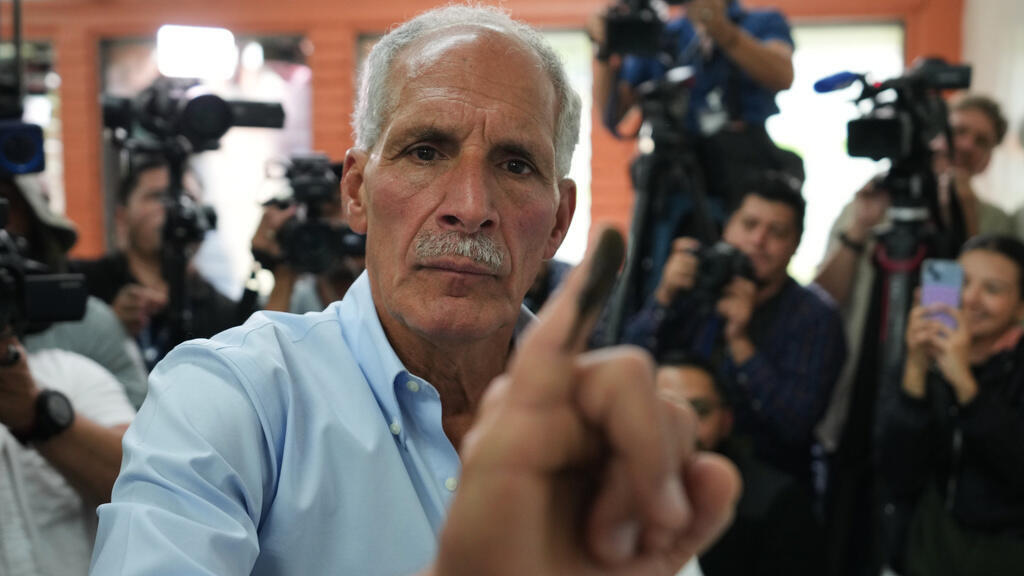 Trump-backed conservative Asfura takes narrow lead in Honduras presidential poll