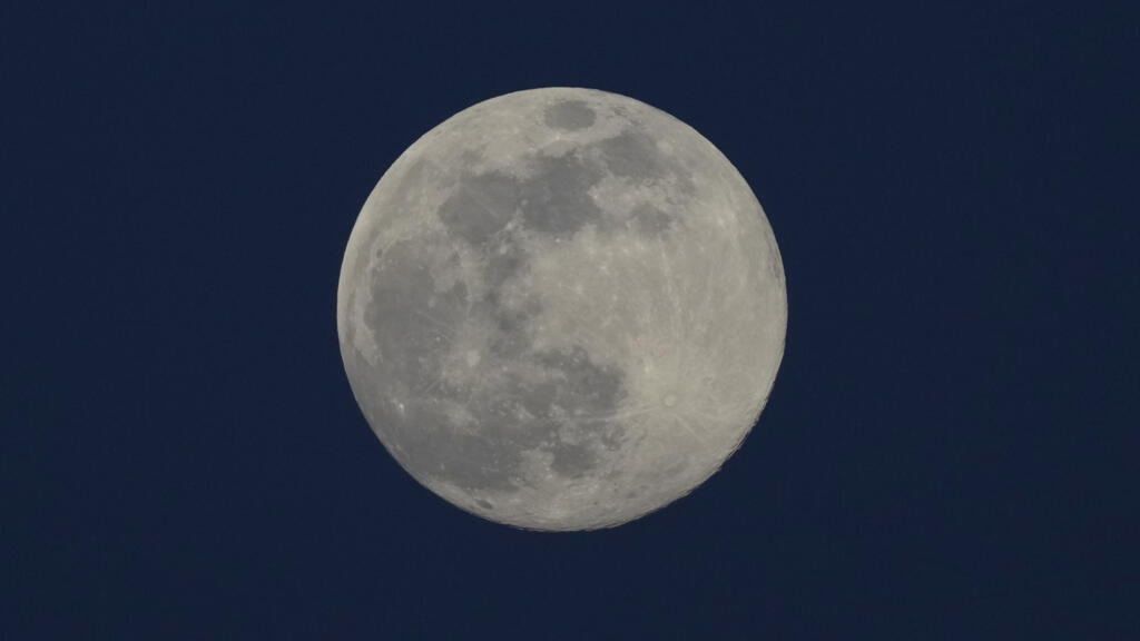 Thursday's supermoon will be the last of 2025. This is how to spot it