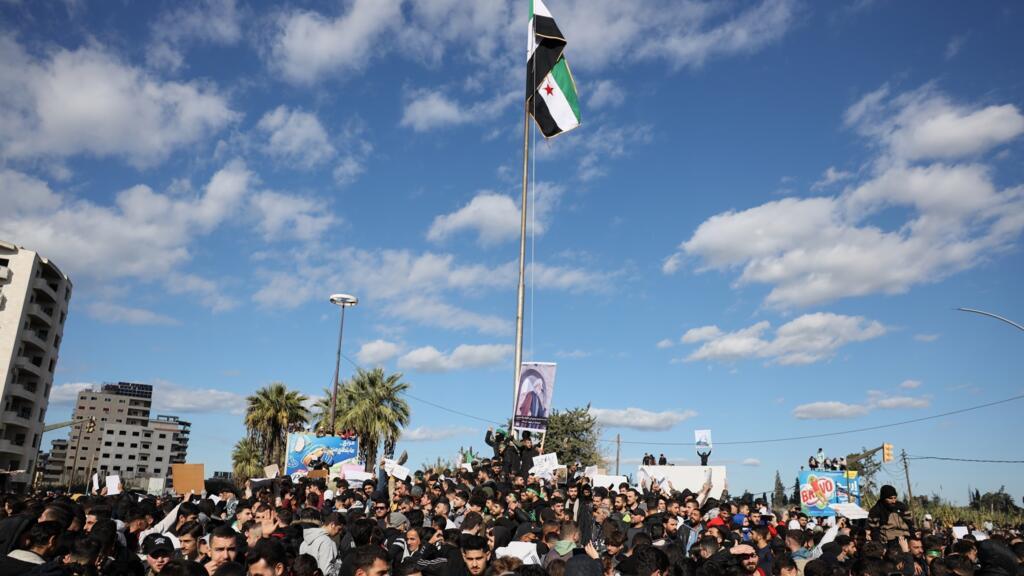 Clashes erupt in Syria as Alawite minority protests deadly Homs mosque bombing
