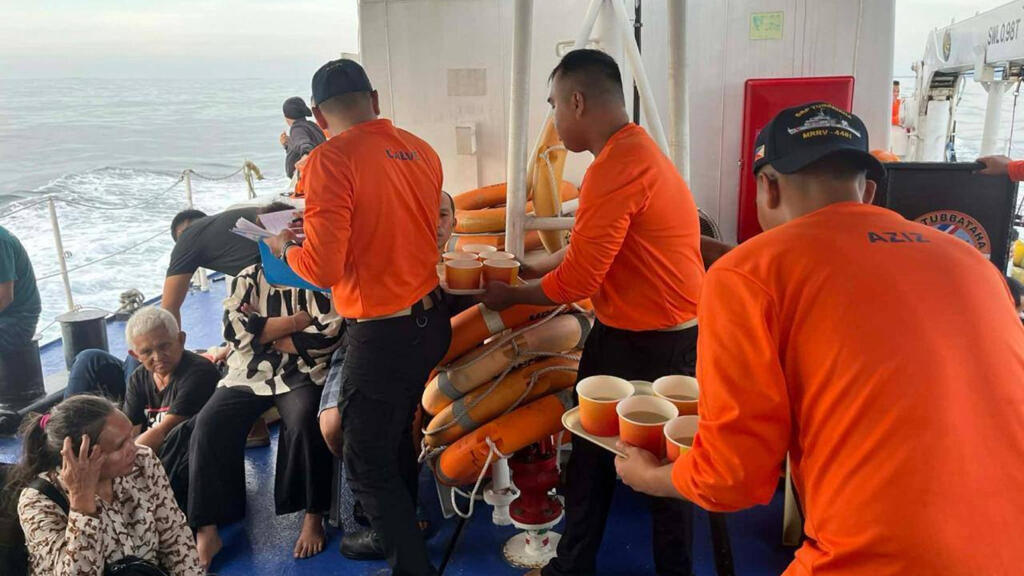 Ferry with more than 350 aboard sinks in southern Philippines, at least 15 dead