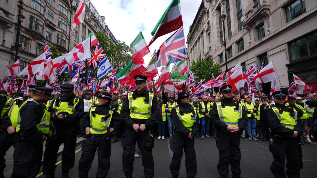 Thousands march in London for far-right, pro-Palestine protests