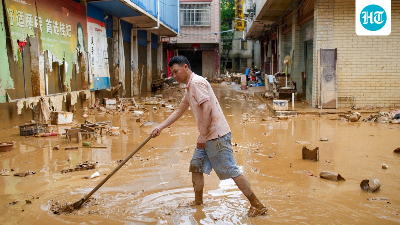 Video: Hundreds of snakes escape from farms amid floods in China