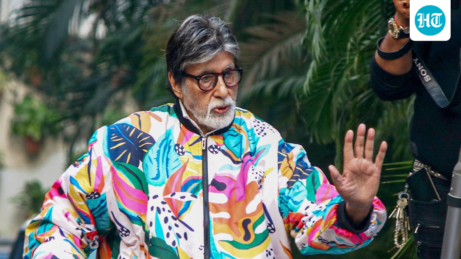 Amitabh Bachchan pens note on work ethics, says spending time on social media, friends or even family can be distraction