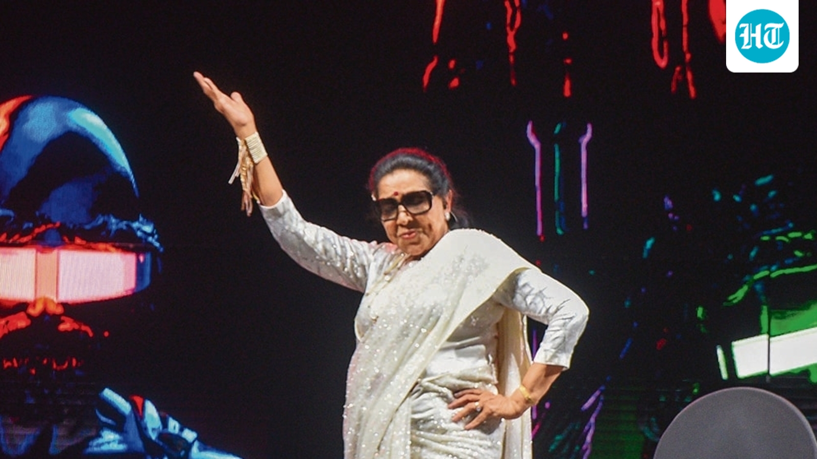 Asha Bhosle did not miss a beat as she danced to Tauba Tauba on stage during her last performance. Watch