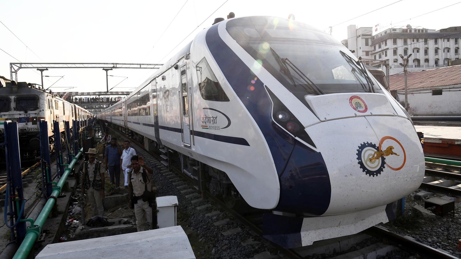 Mumbai-Solapur Vande Bharat Express derails while entering Pune railway station
