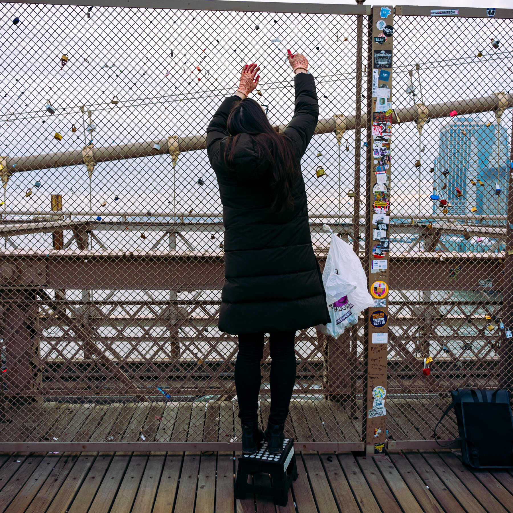 Guerrilla Battle Over Padlocks and Tourist Trash on the Brooklyn Bridge