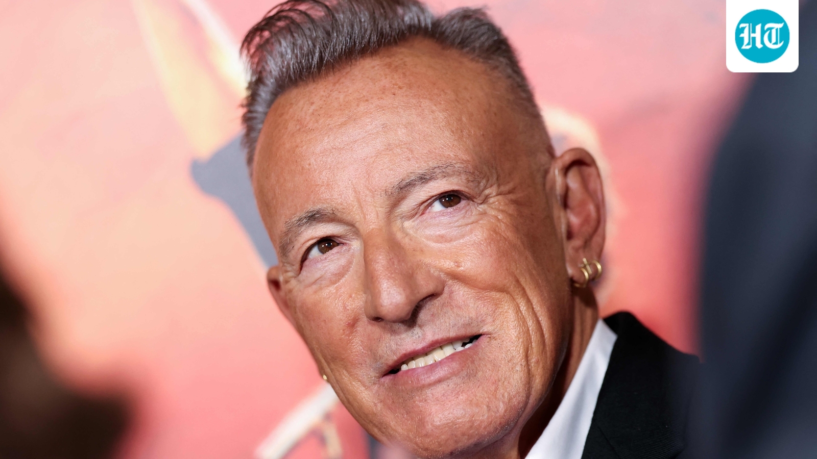 Bruce Springsteen gives 7-word stern message to ICE in Minneapolis; dedicates set to Renee Good - Video