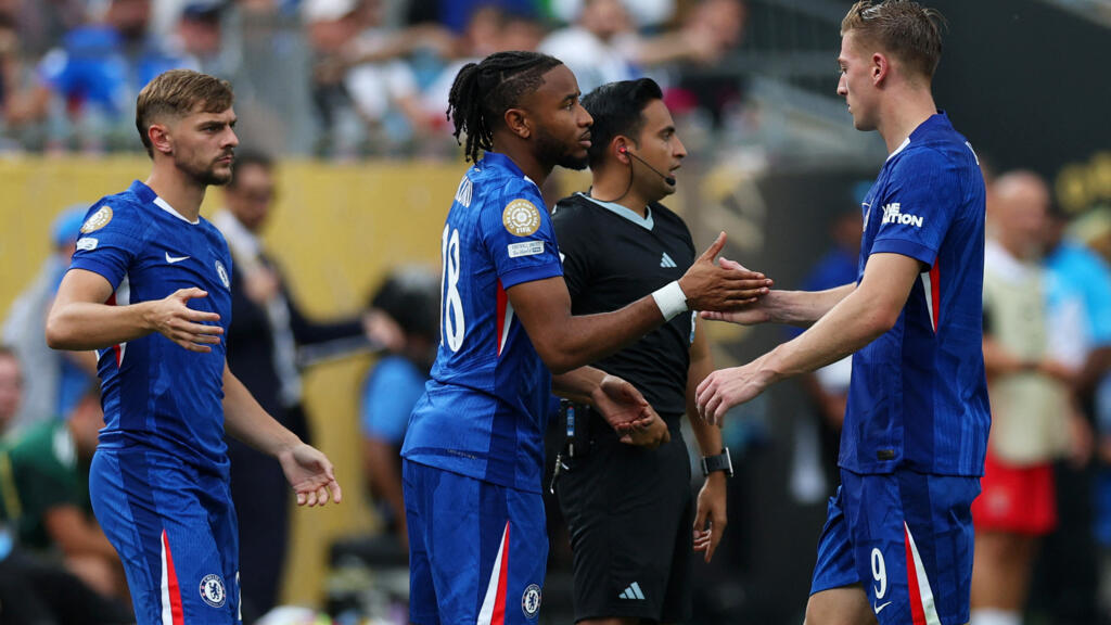 Chelsea beat Benfica in extra time after two-hour storm delay