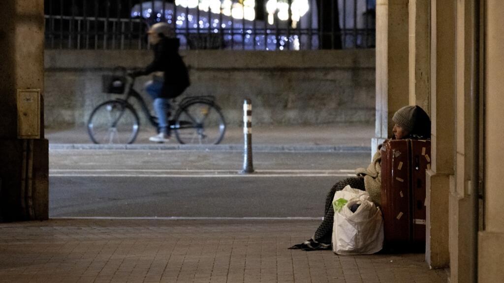 How to survive on the streets of Paris? Two homeless people tell their stories