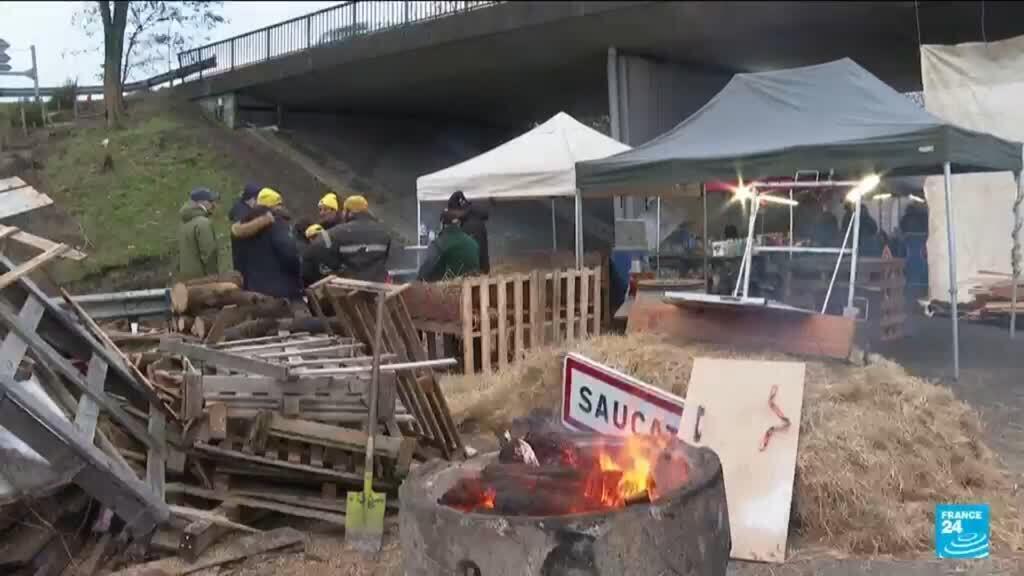 French farmers mark Christmas on motorway as protests over cattle cull continue