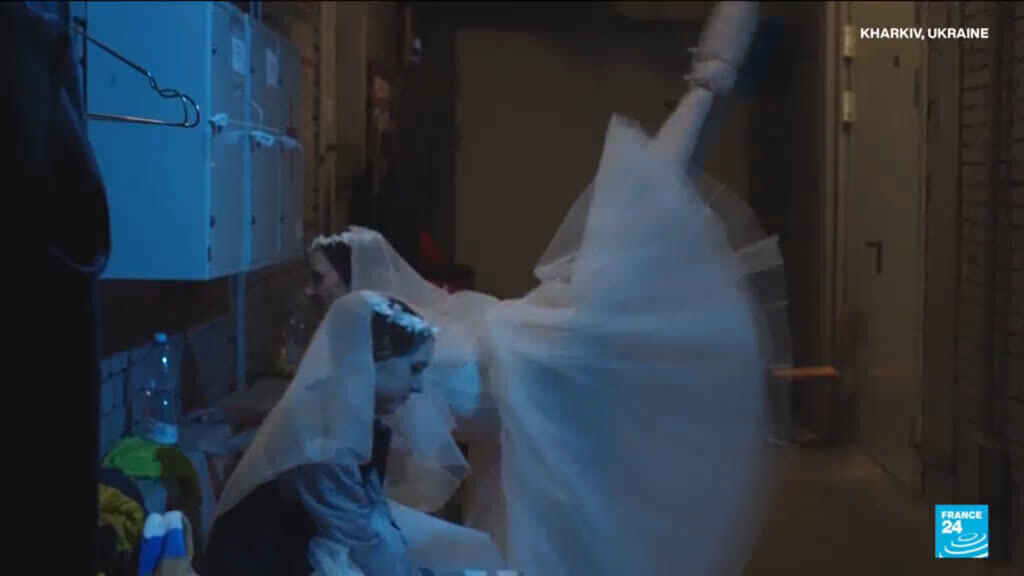 War in Ukraine: Kharkiv opera defies Russian bombardment