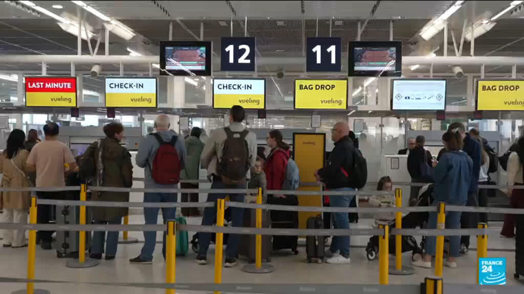 EU pushes to limit carry-on bag fees