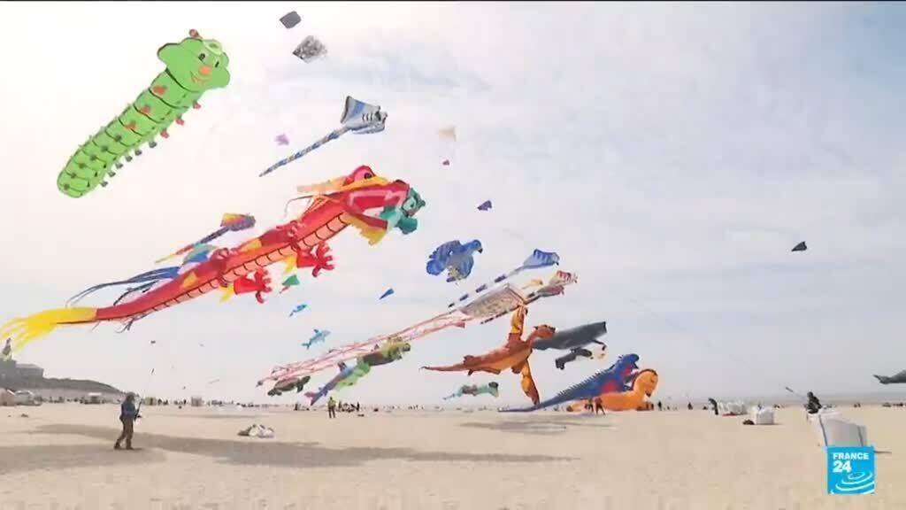 Tens of thousands flock to French kite festival as record smashed