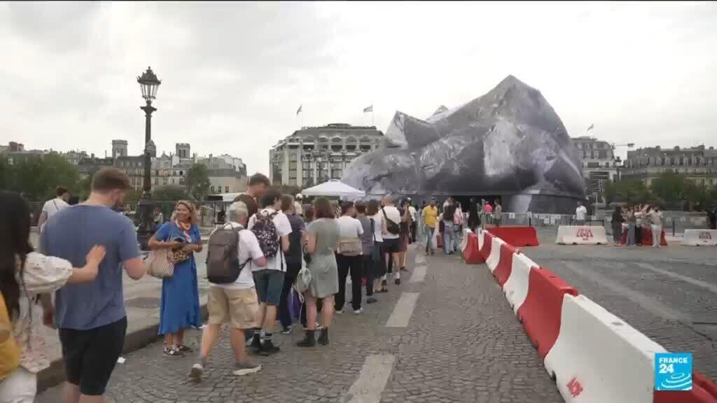 JR's "The Cave" on Paris' Pont Neuf is finally open to the public