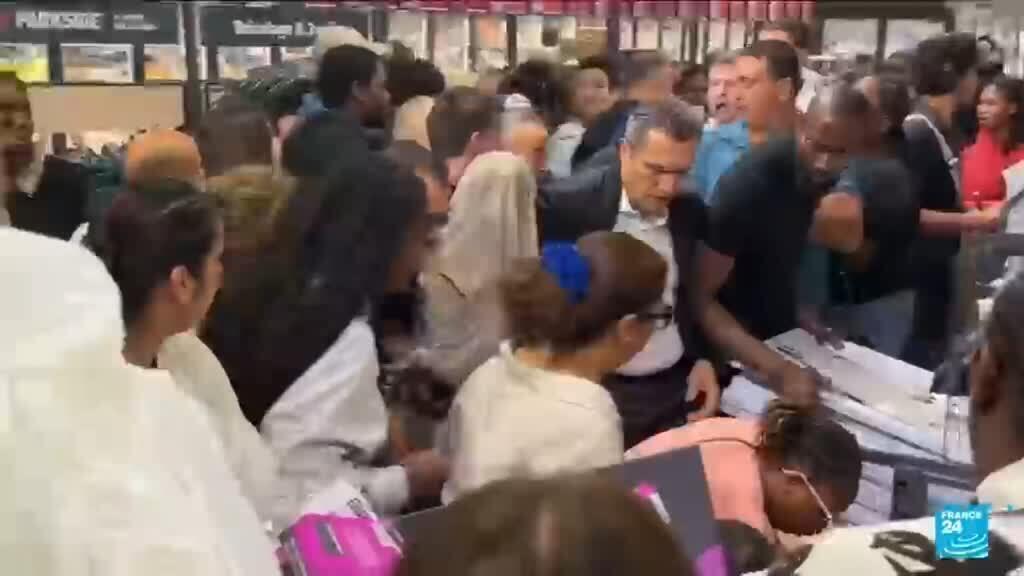 Hundreds besiege French supermarkets in scramble to find air conditioners before next heatwave