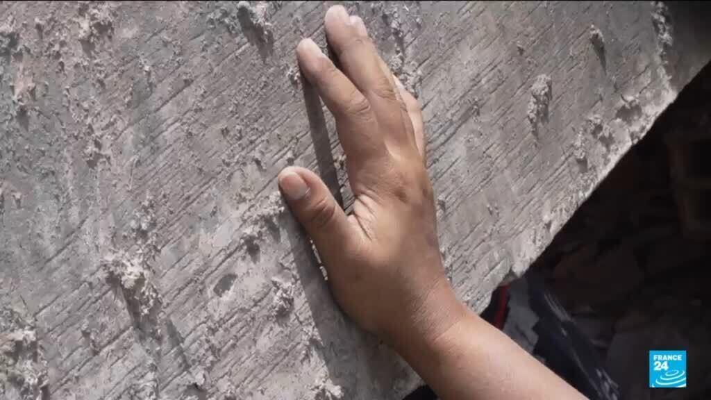 Foreign rescue workers help with recovering Venezuela's quake victims