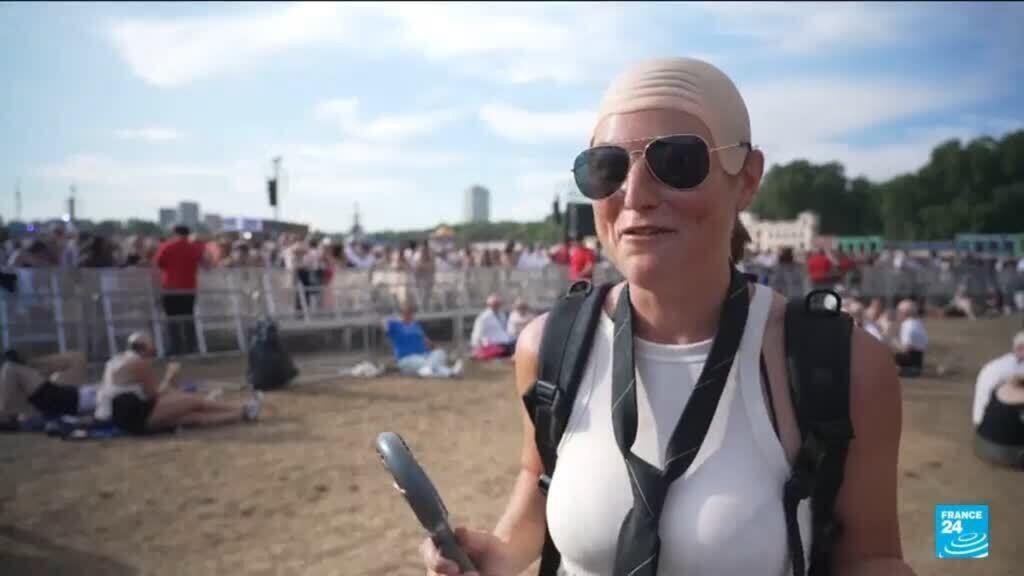 US rapper Pitbull sets bald cap world record at London show