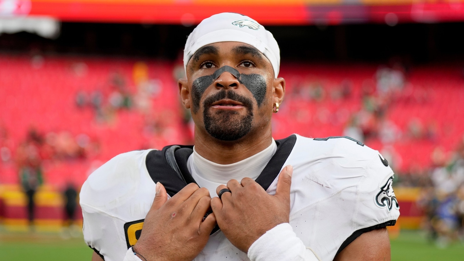 Jalen Hurts' 5-word response to Chris Jones' low yardage taunt caught on hot mic, 'We won...'