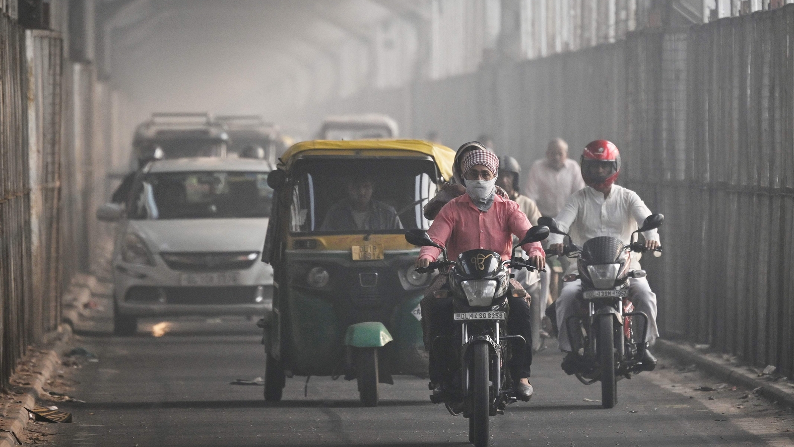 ‘India Gate disappeared’: AAP, Congress take potshot as very poor AQI, smog choke Delhi