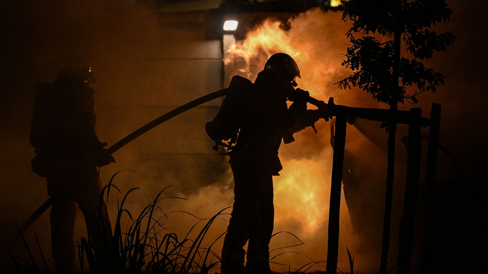 Santa Clarita Pointe Fire map, evacuation updates: Blaze threatens homes as warnings issued