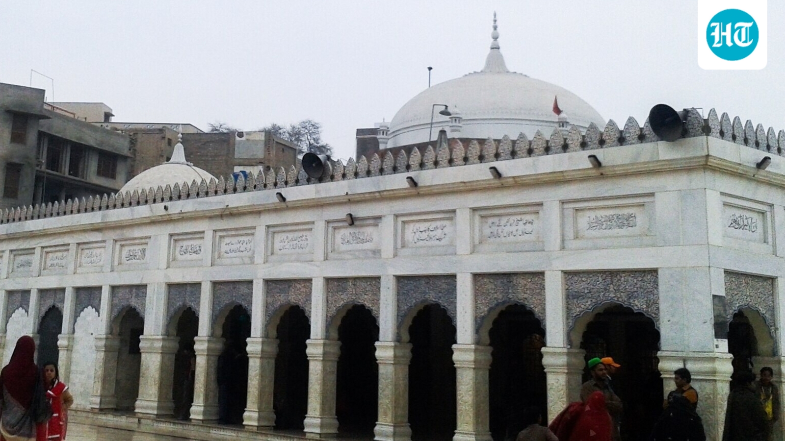 80 injured in stampede at shrine in Pakistan