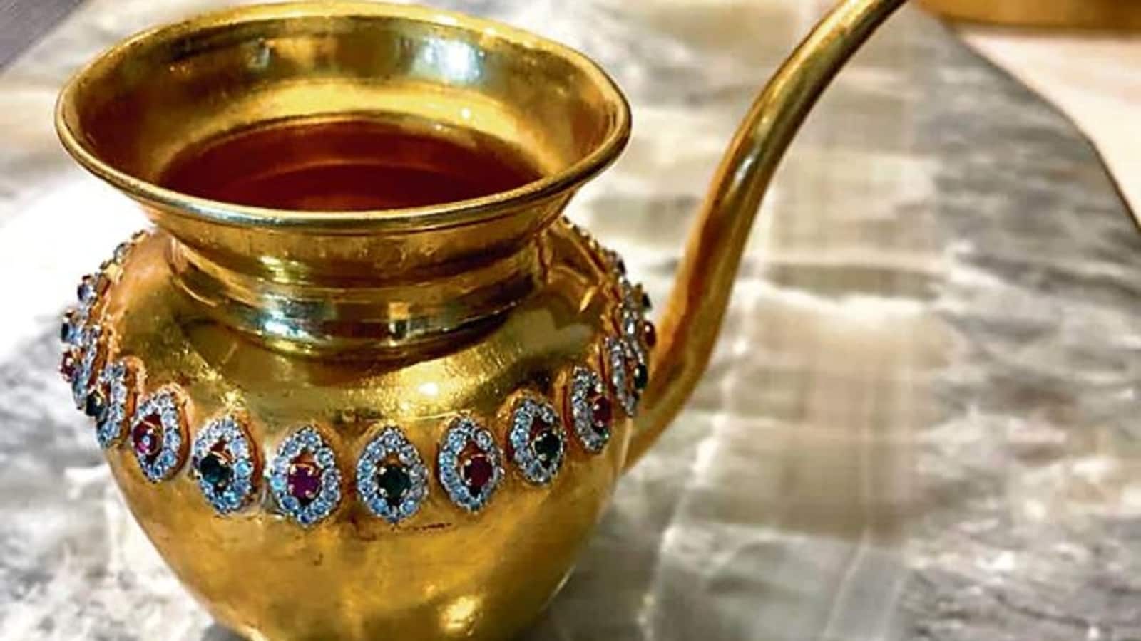 In midst of a prayer meet,  ₹1 crore gold urn studded with gems stolen