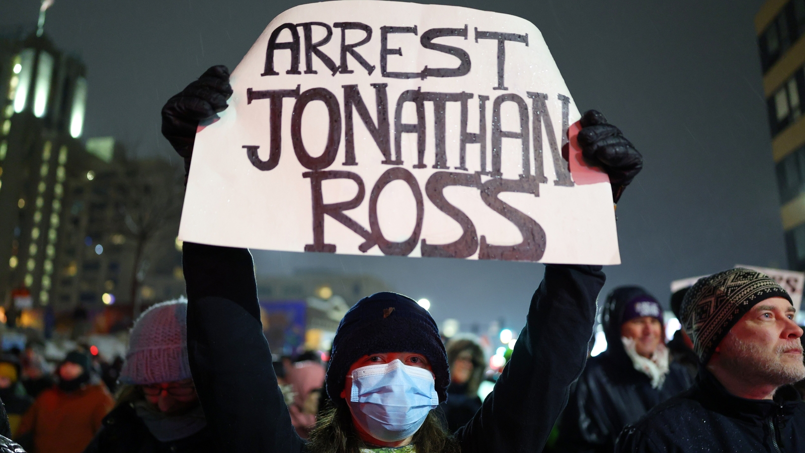 Jonathan Ross once broke a suspect's car window, received several stitches, reveal court docs
