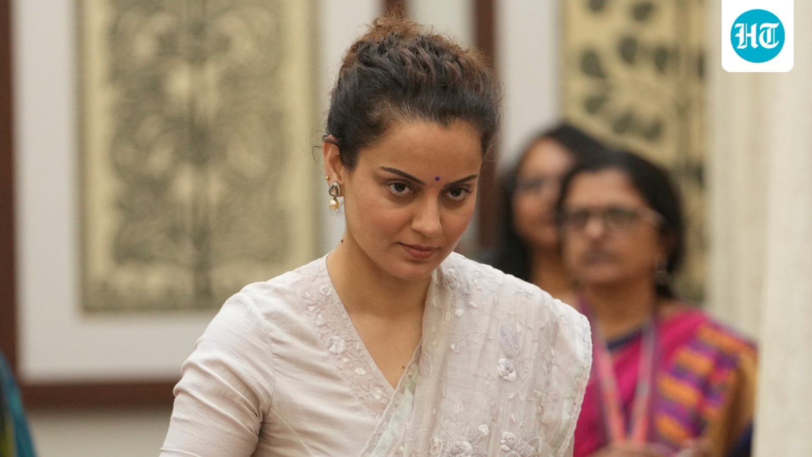 Kangana Ranaut clarifies that she did not litter on the streets of Varanasi, shares proof