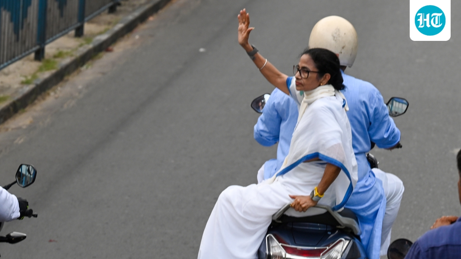 ‘I will win’: Mamata Banerjee holds massive Bhabanipur roadshow as campaigning ends for phase 2 voting