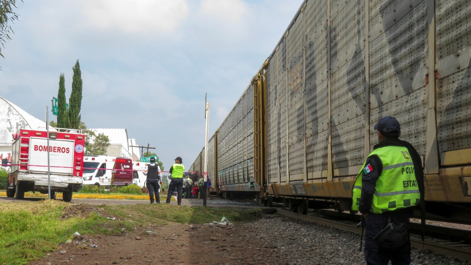 10 killed after Mexican train hits double-decker bus
