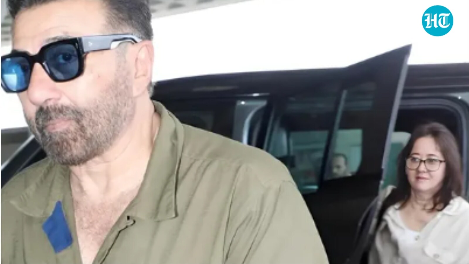 Sunny Deol allows photographers to click him with wife in rare gesture, paparazzi thank him: 'Wouldn't have courage...'