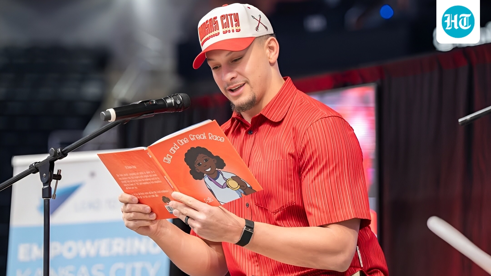 Patrick Mahomes leads reading rally for 3,000 kids while recovering from major injury