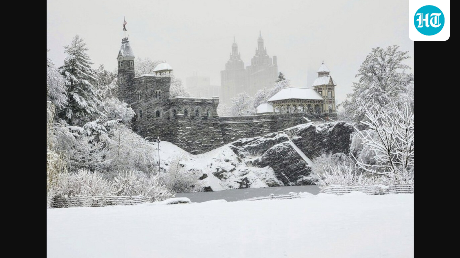 New York’s major snowfall turns Central Park into magical winter wonderland. Videos wow internet