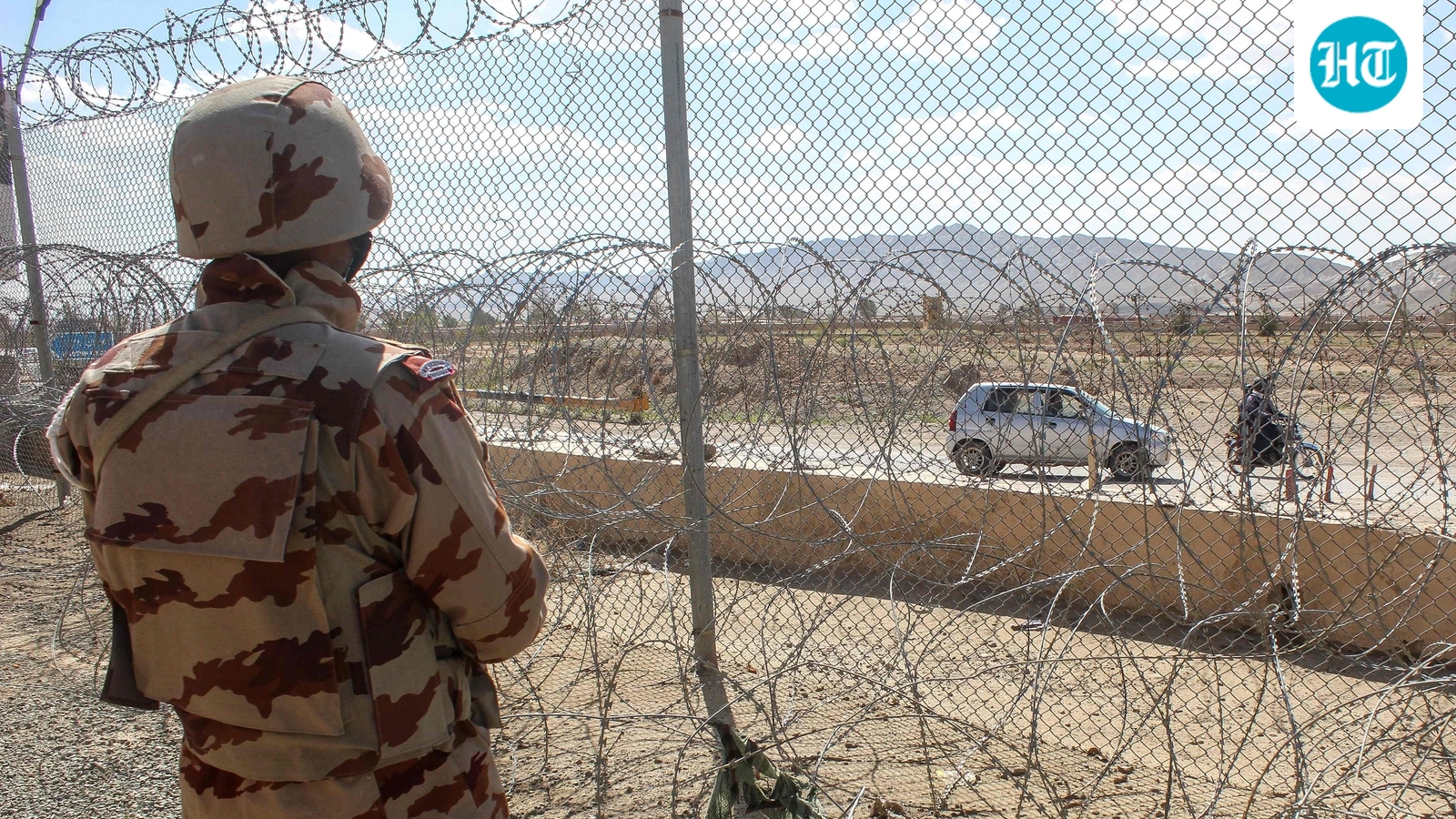 Fighting resumes between Pakistan and Afghanistan after temporary ceasefire ends, killing 2