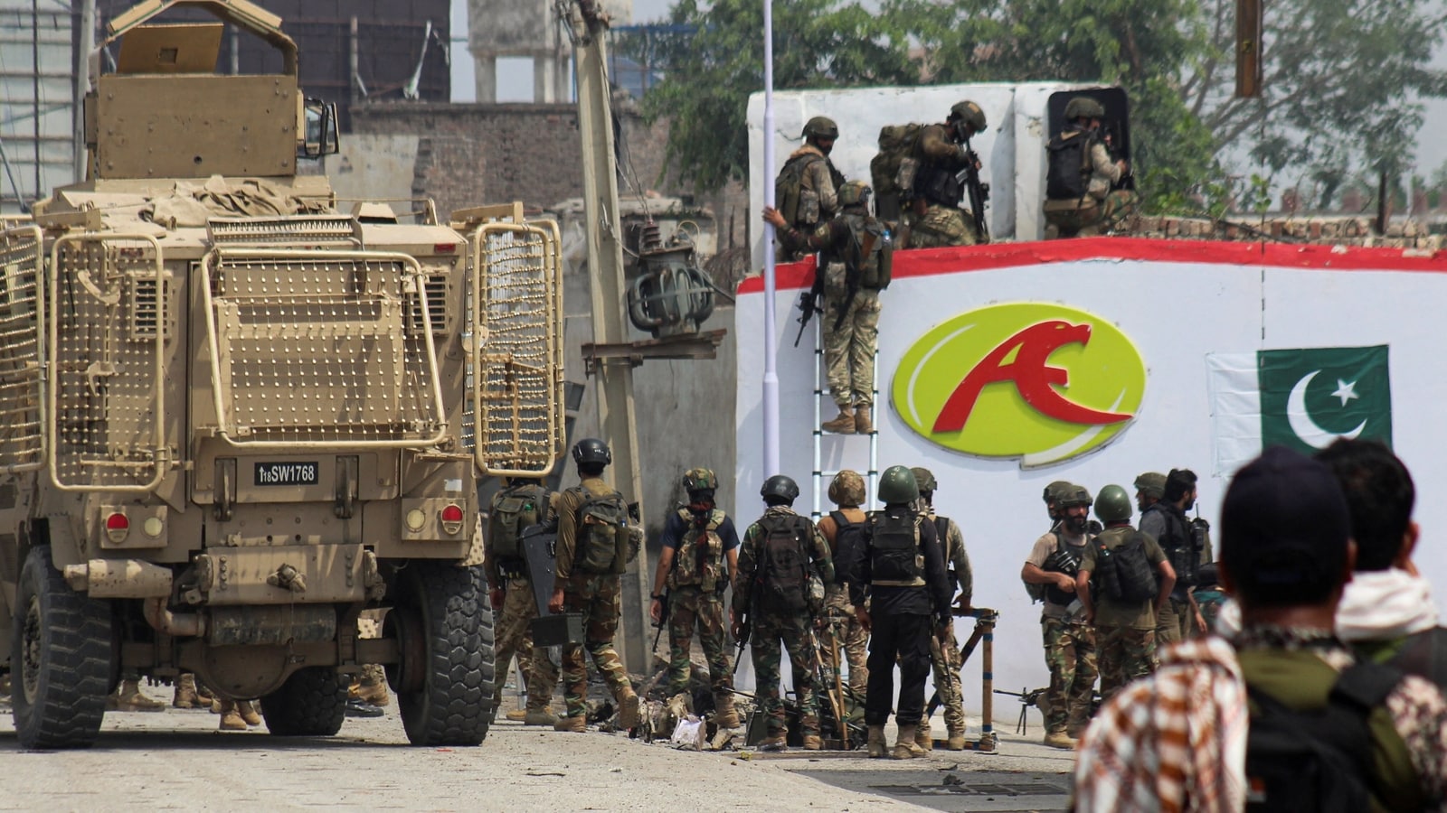 Pakistani security forces kill 19 militants in raids in Khyber Pakhtunkhwa, Bannu