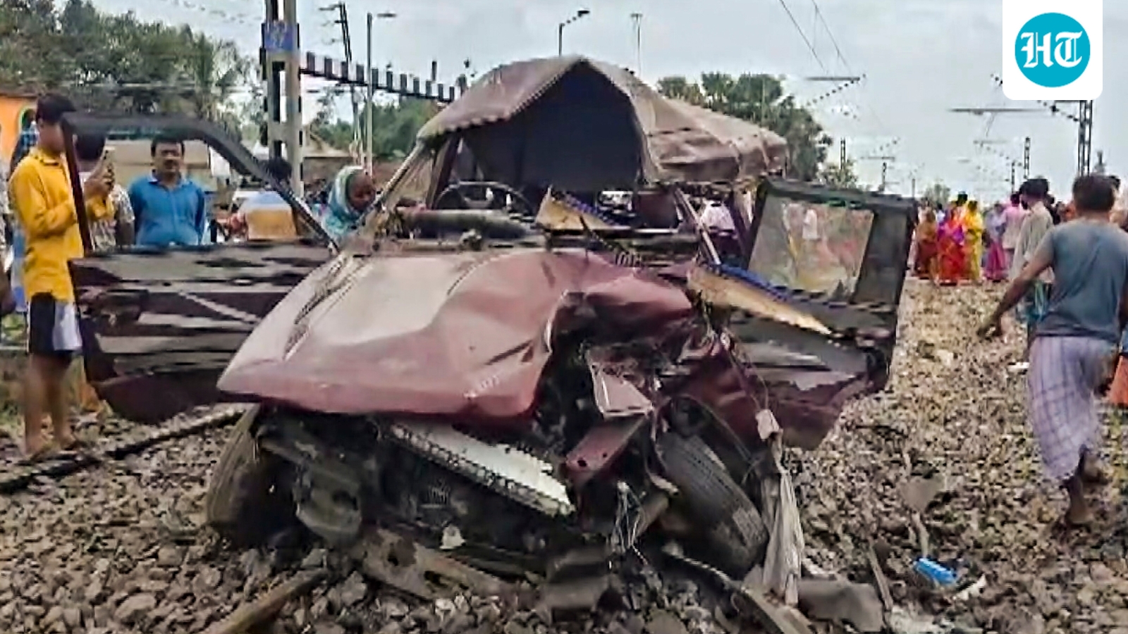 3 killed as train hits car carrying school children at manned level crossing in Bengal