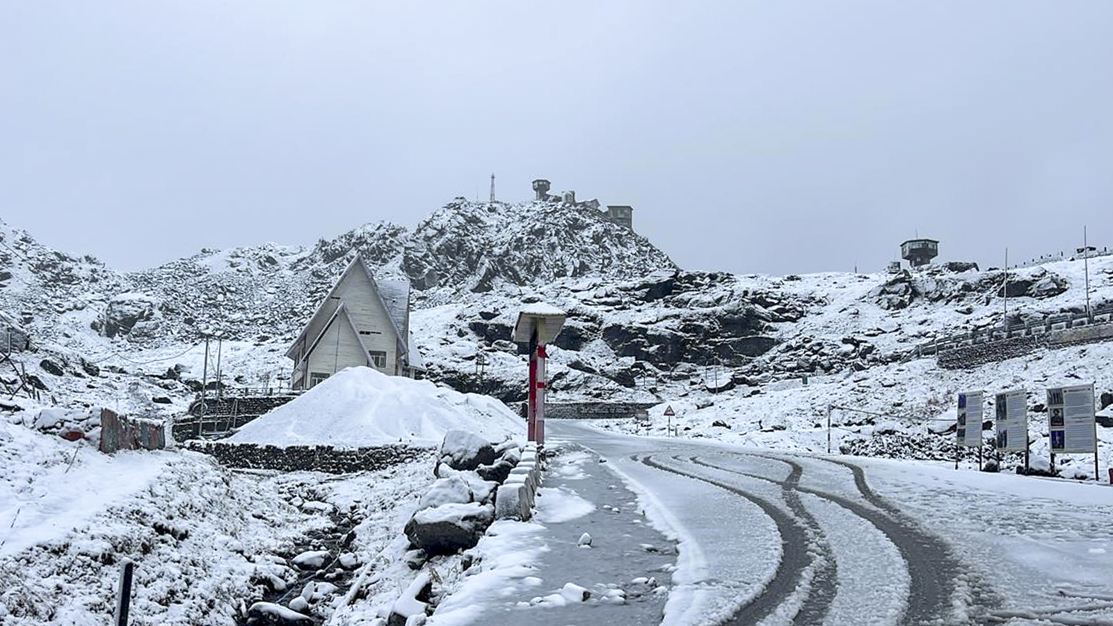 Heavy snowfall blankets Indo-China border; red alert issued in Sikkim