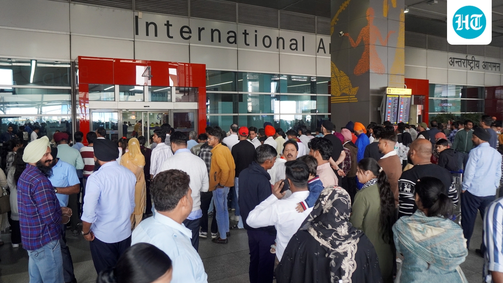 Delhi Airport flight status Live Updates: Over 400 flights delayed due to tech glitch, airport issues another advisory