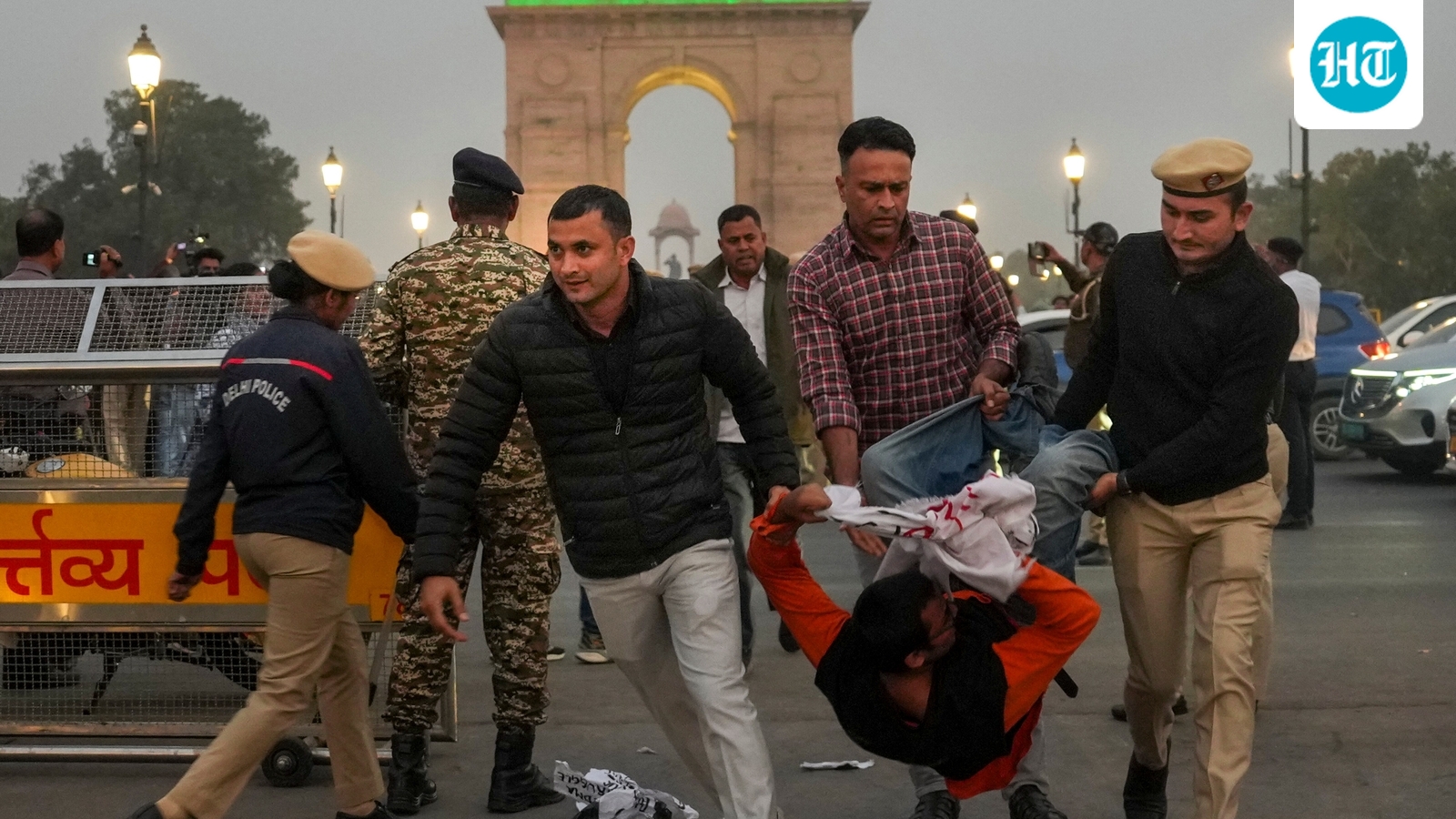 Delhi air pollution protest at India Gate turns chaotic; agitators use chilli spray on police